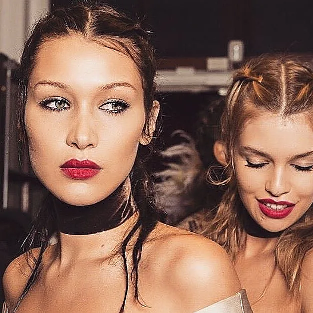 בלה חדיד חושפת כתף