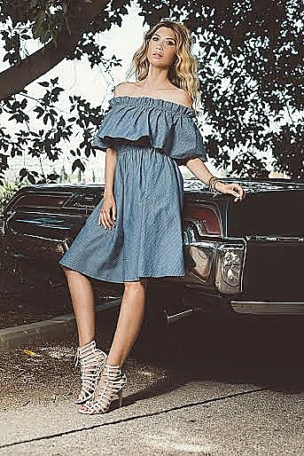 בלה חדיד חושפת כתף