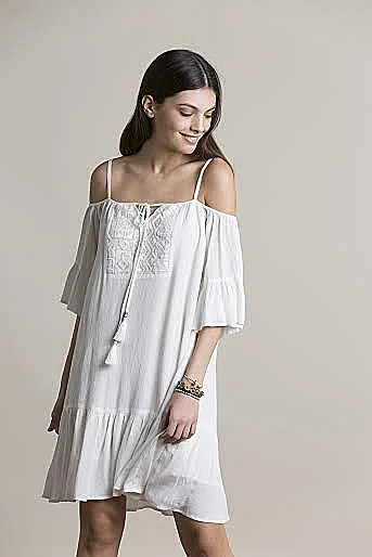 בלה חדיד חושפת כתף