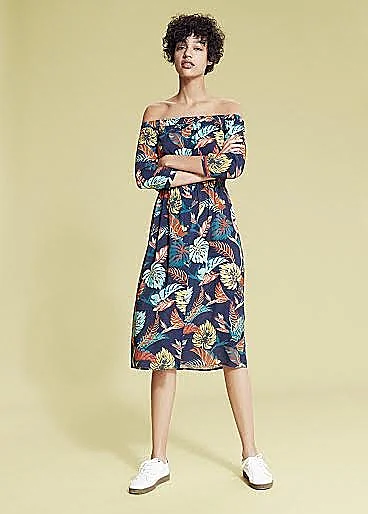 בלה חדיד חושפת כתף