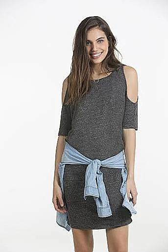 בלה חדיד חושפת כתף