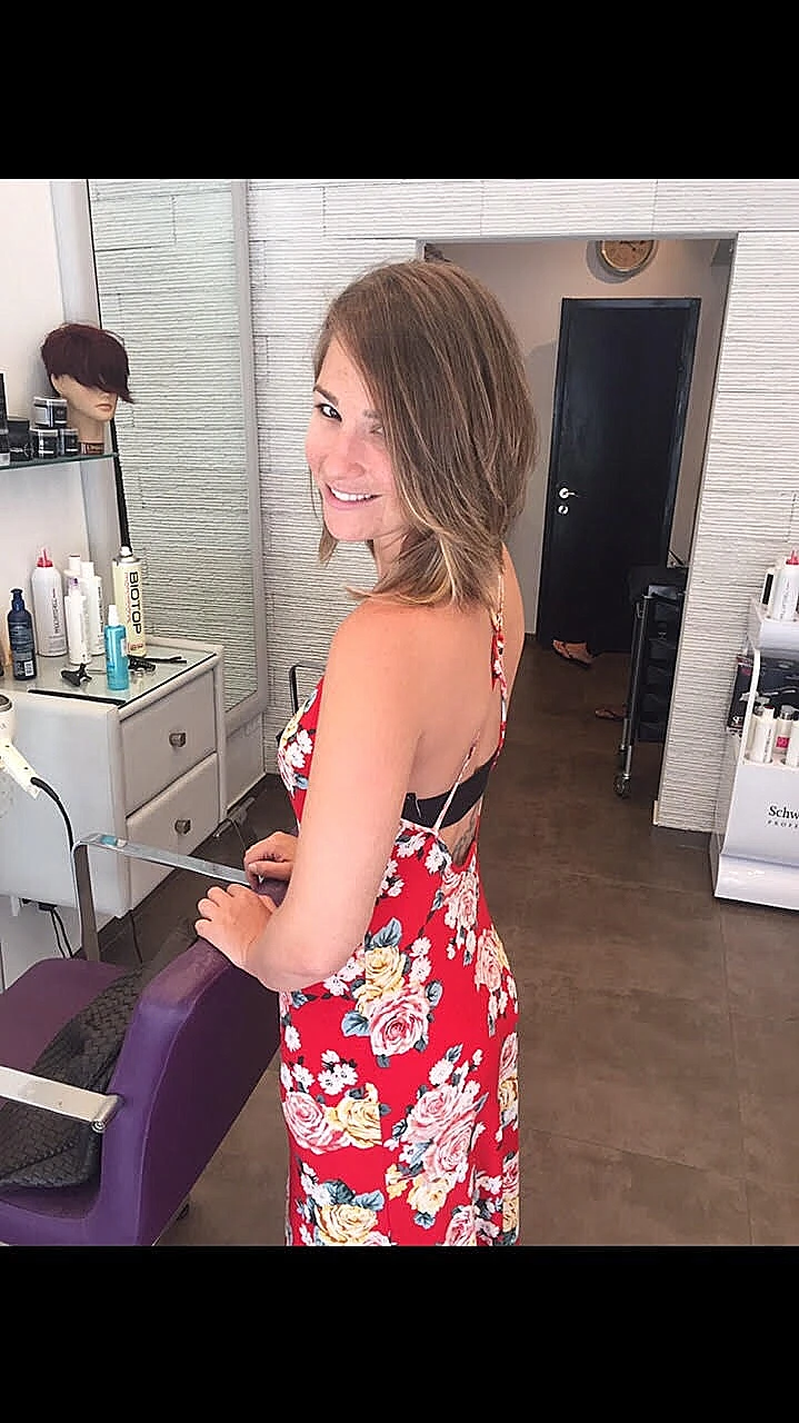 אישה מסתפרת