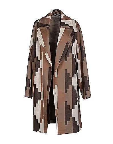 מעילים שגונבים את כל ההופעה