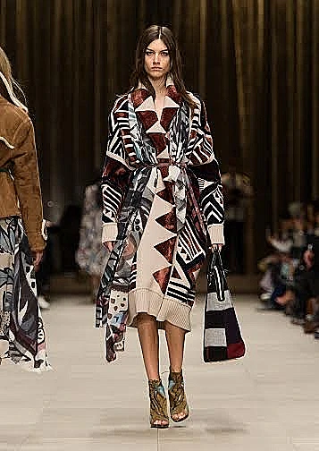 מעילים שגונבים את כל ההופעה