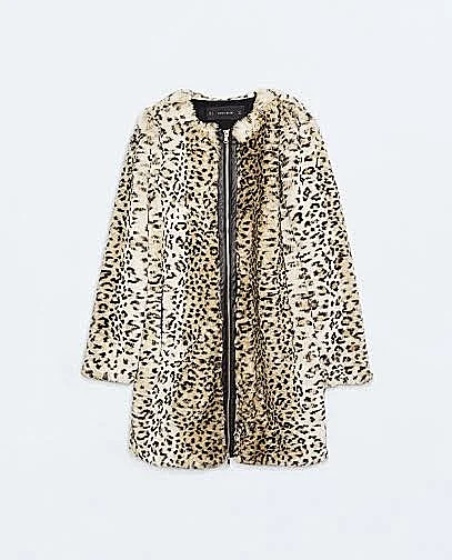 מעילים שגונבים את כל ההופעה