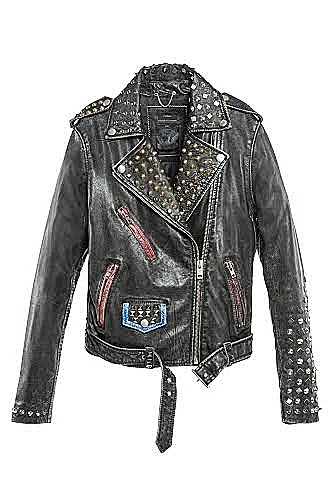 מעילים שגונבים את כל ההופעה