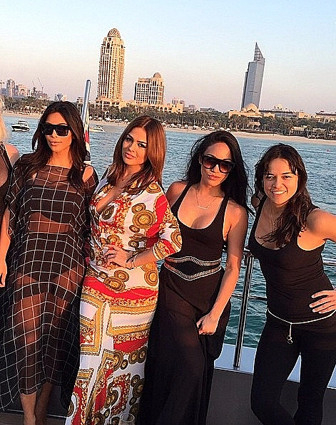 קים קרדשיאן על שער של ELLE