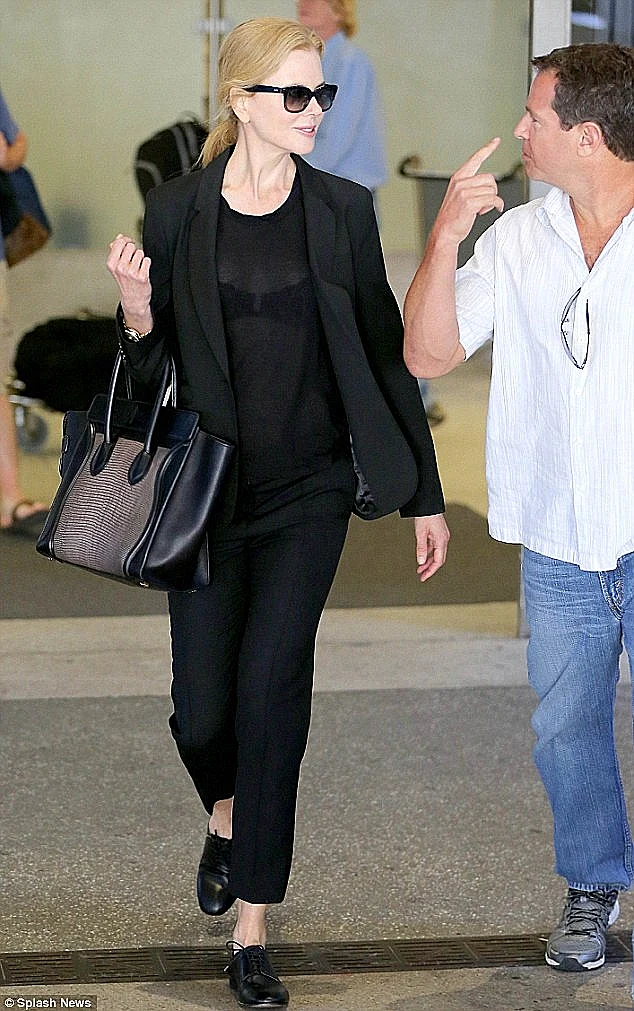 מפורסמות עם חזיות