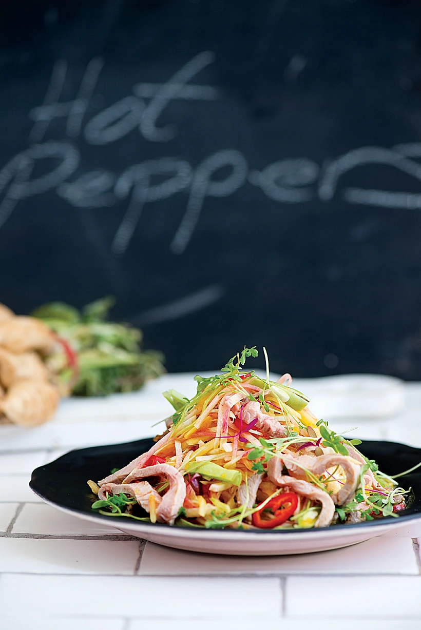 סלט תאילנדי ורוסטביף ברוטב טומטצ’ילי