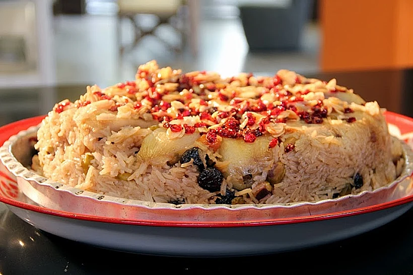 סיר אורז הפוך, עם המון דברים טובים ובצלים ממולאים