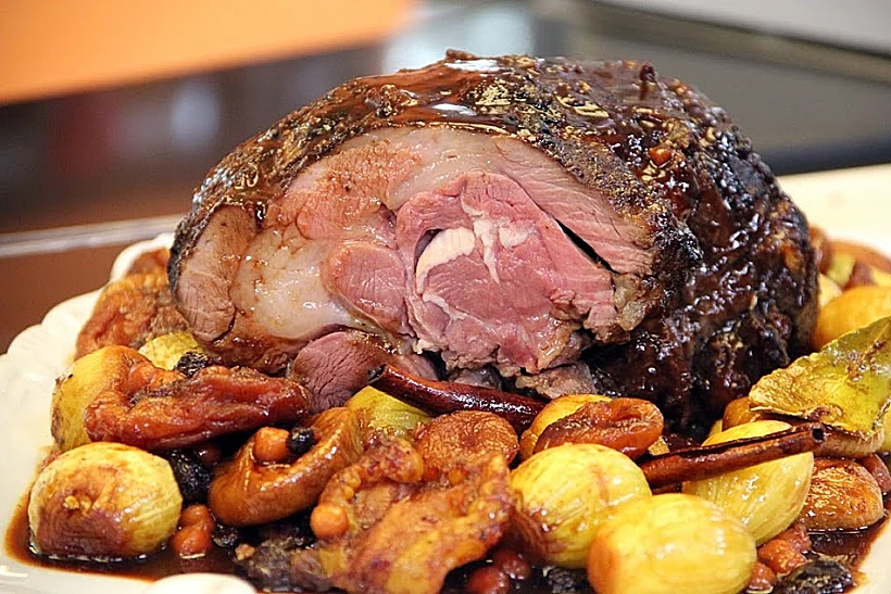 שוק טלה צלויה עם פירות יבשים ויין