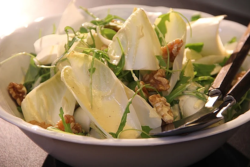 סלט אנדיב ואגוזים