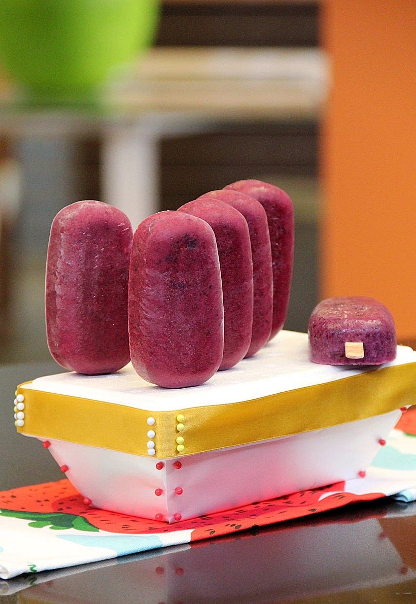 גלידת יוגורט ואוכמניות