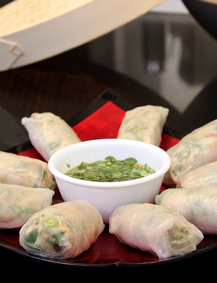 רולים של בצק אורז במילוי עוף פיקנטי