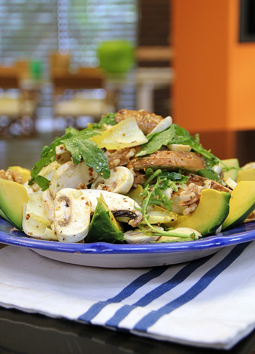 סלט אבוקדו עם פטריות