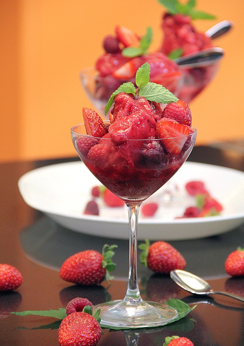 קינוח ברד עם פירות אדומים