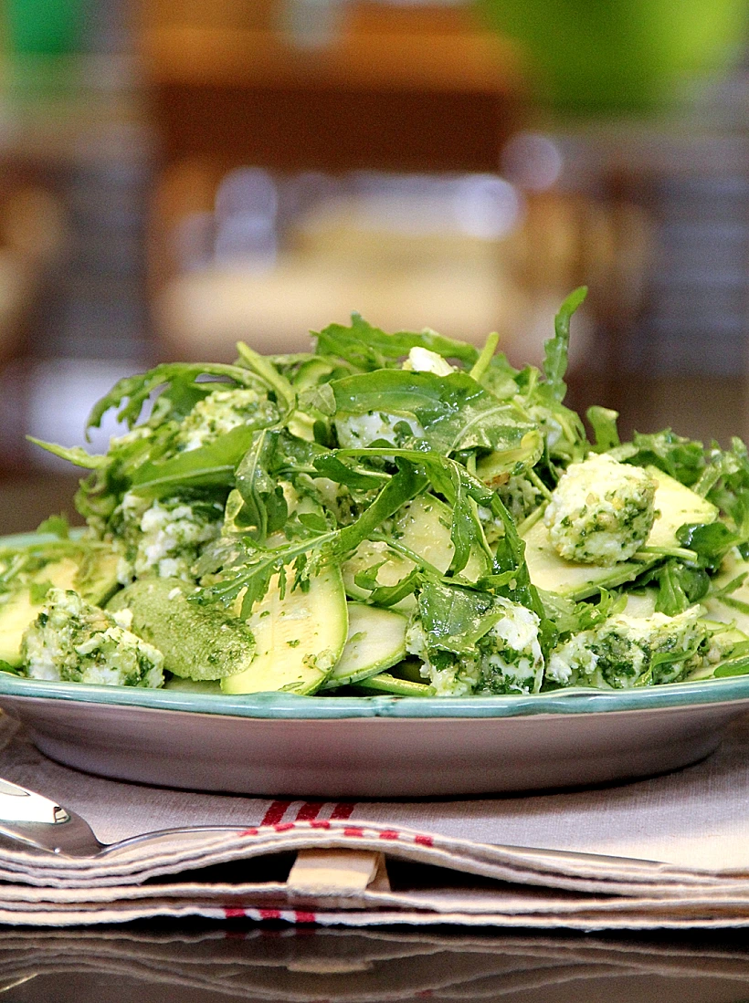 סלט קישואים עם מוצרלה