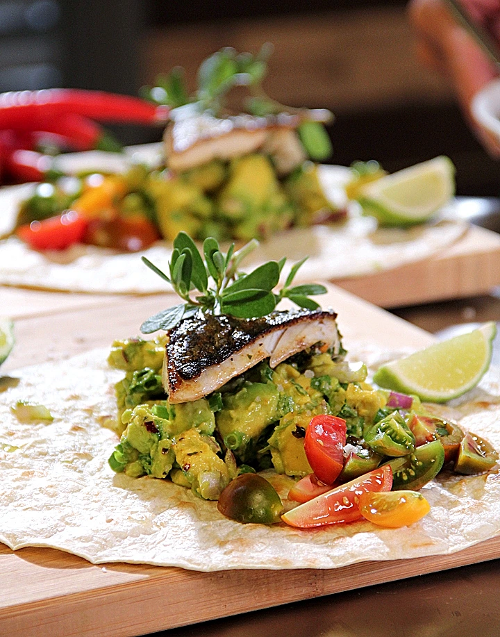 פילה מוסר עם סלסת אבוקדו וטורטייה
