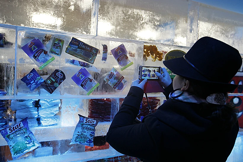 חנות שעשויה מקרח בבוקרשט, רומניה