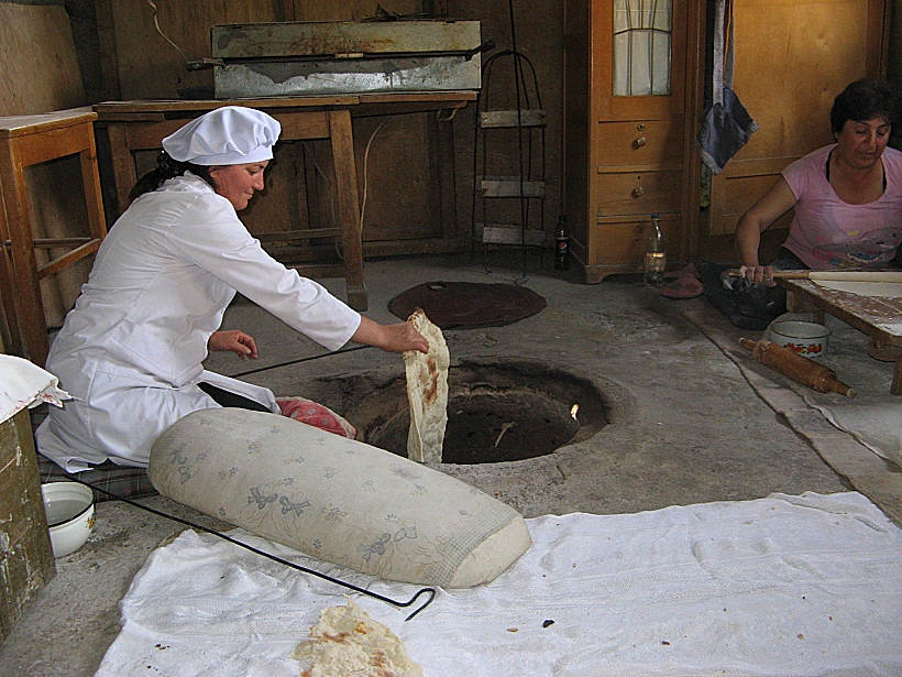 הכנת לחם לבאש בבית בכפר ארני (Areni) בארמניה