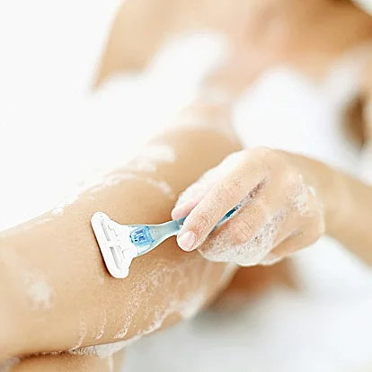 בחורה מגלחת רגליים