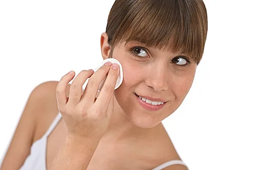 בחורה מטפחת את עור הפנים