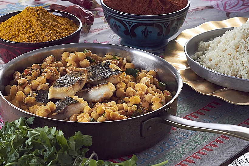 דג מרוקאי בליווי קוסקוס וגרגרי חומוס