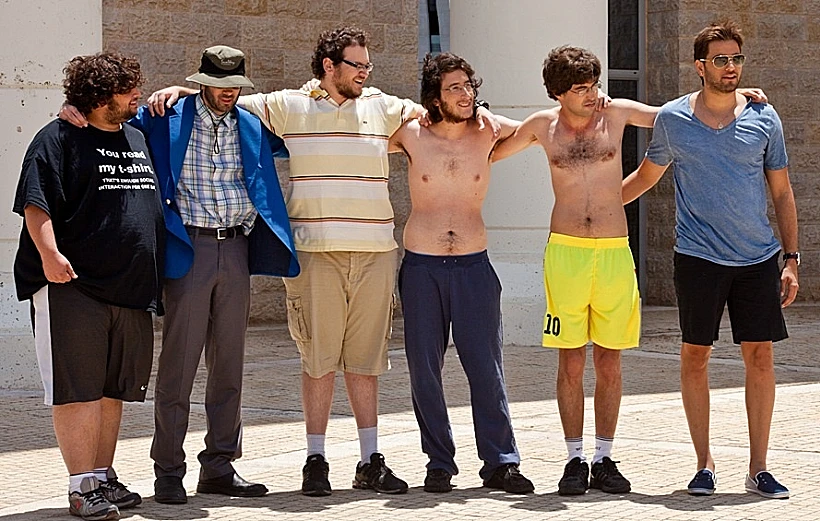 טום קשתי מתארח בפרק 4 של היפה והחנון