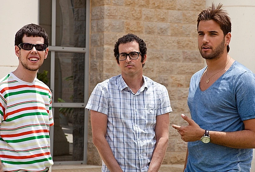 טום קשתי מתארח בפרק 4 של היפה והחנון