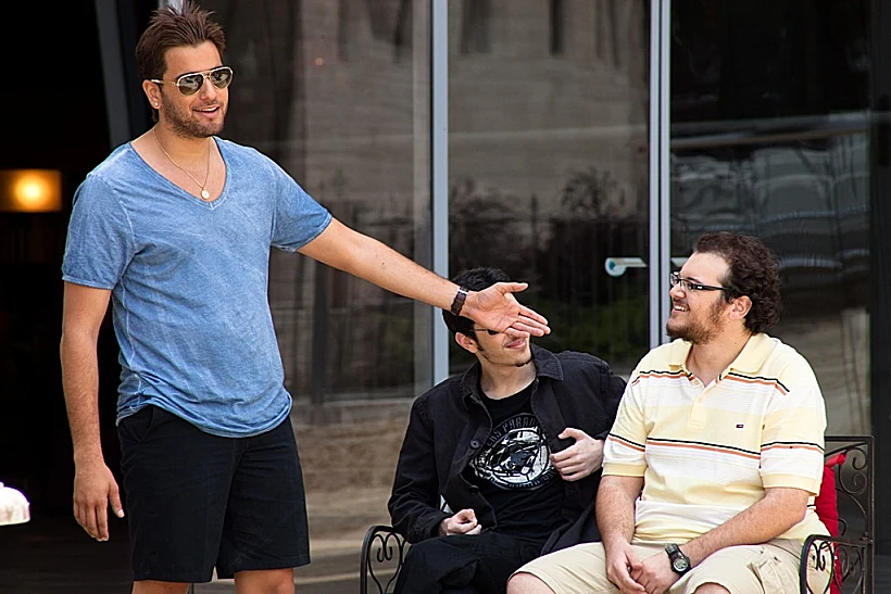 טום קשתי מתארח בפרק 4 של היפה והחנון