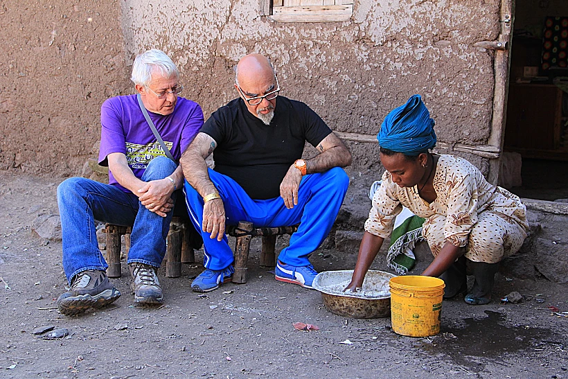 גידי גוב וישראל אהרוני יושבים