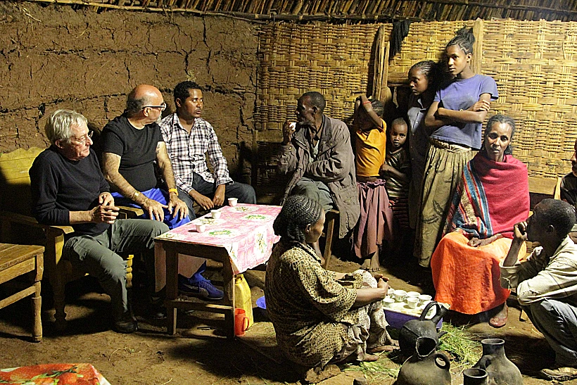 גידי גוב וישראל אהרוני יושבים