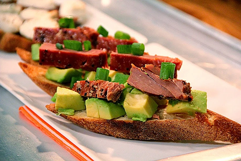 קרוסטיני טונה ואבוקדו