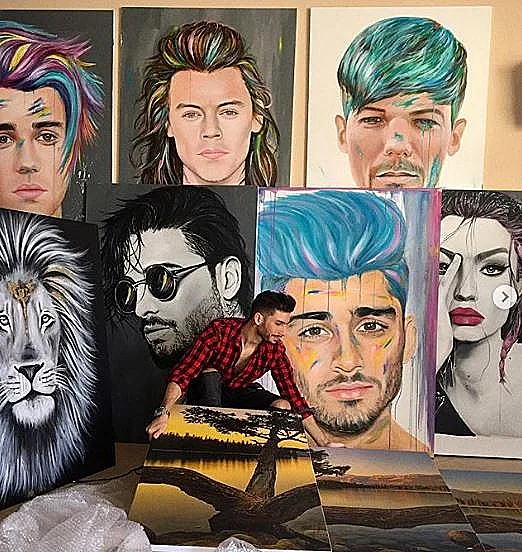 לירן ורדיאל עם מבחר מציוריו