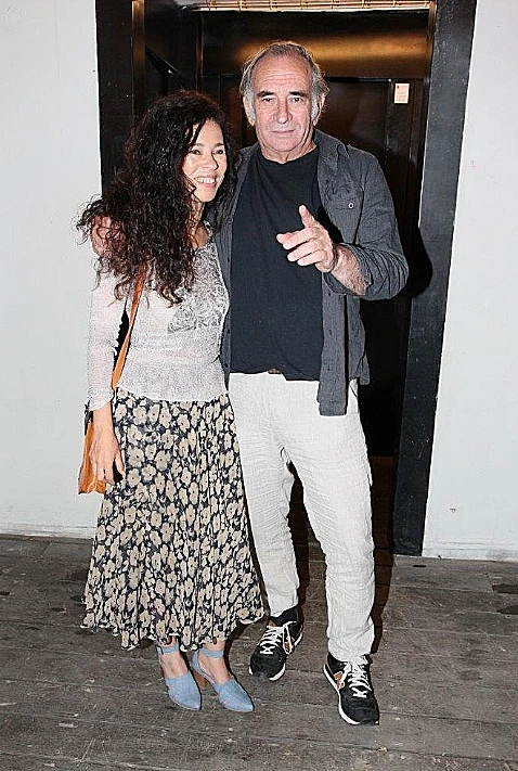 דבלה גליקמן מסתחבק עם שלומציון קינן( ראובן שנידר)