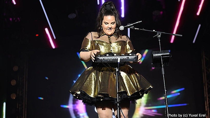 נטע ברזילי עם הלופר באירוע 