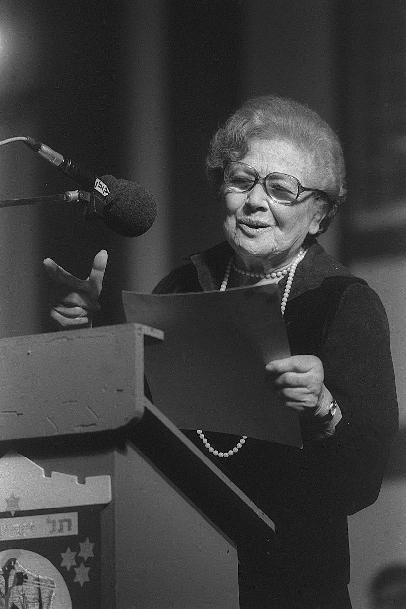 השחקנית רחל מרקוס מקריאה שיר של נתן אלתרמן