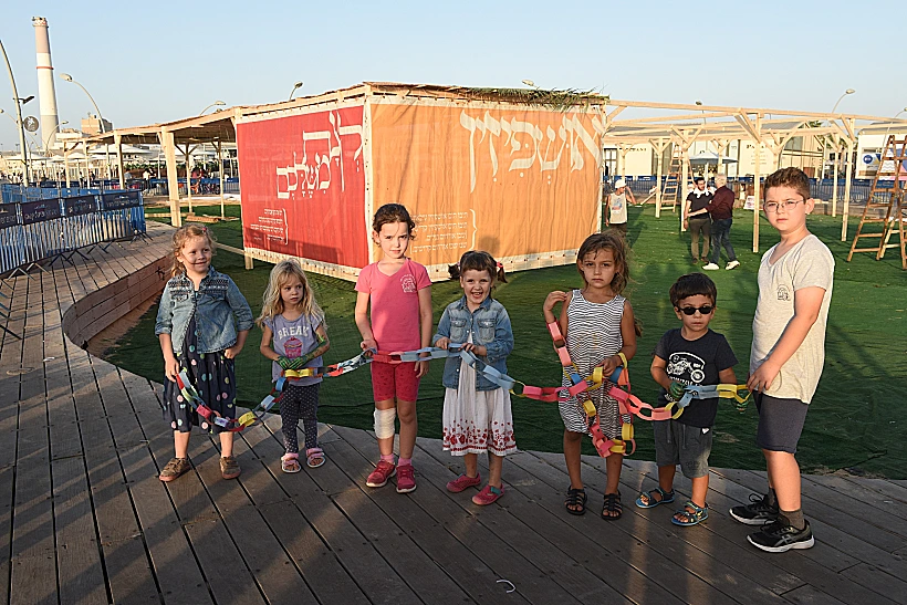 בניית סוכה בנמל תל אביב