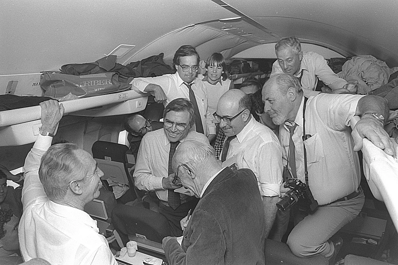 ראש הממשלה שמעון פרס משוחח עם עיתונאים