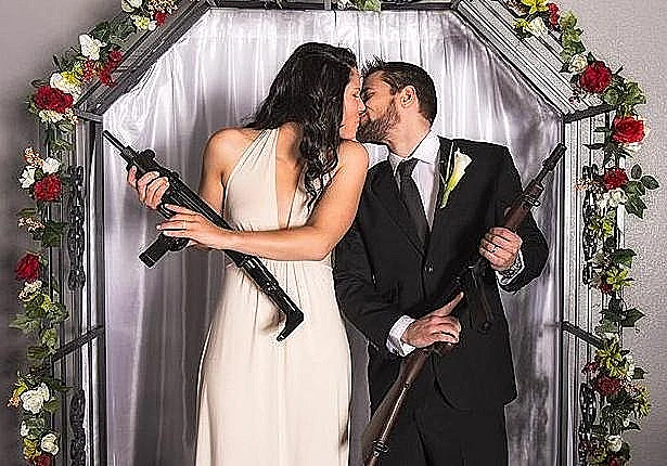 תמורת 1,800 שקל מקבל הזוג הטרי טקס הכולל סט צילומים עם רובים ומקלעים, ואף אפשרות להתאמן בירי על מטרות בדמות נאצים זומבים (ערוץ WTF)