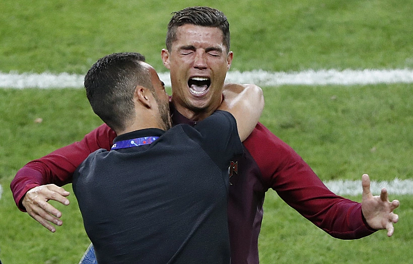 כריסטיאנו רונאלדו בוכה מאושר בגמר יורו 2016