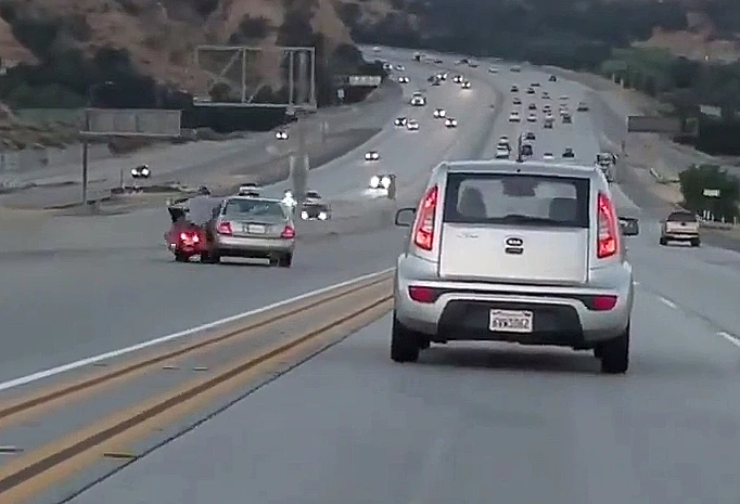 רוכב אופנוע בעט ברכב והוביל לתאונת שרשרת