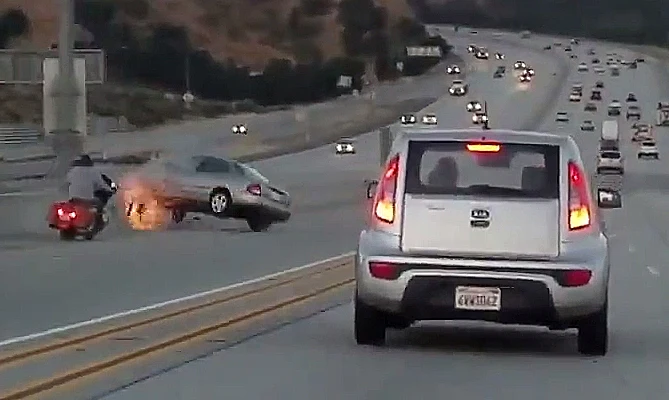 רוכב אופנוע בעט ברכב והוביל לתאונת שרשרת