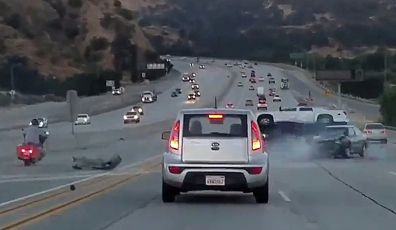 רוכב אופנוע בעט ברכב והוביל לתאונת שרשרת