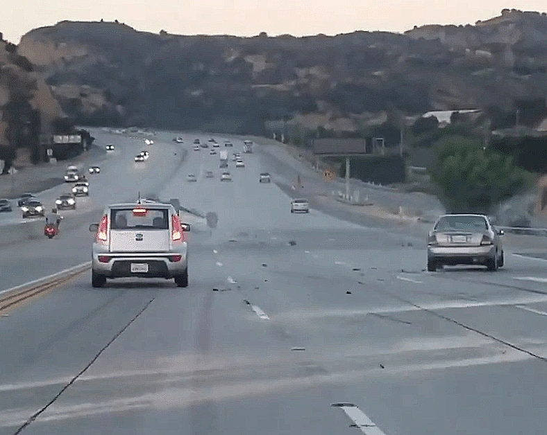 רוכב אופנוע בעט ברכב והוביל לתאונת שרשרת