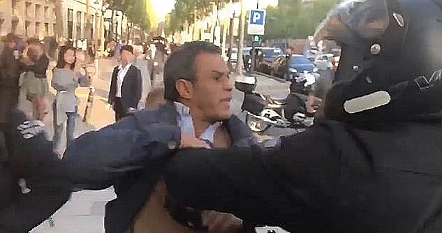 פארוד סמאחי צועק לעבר ראש עירית פאריז