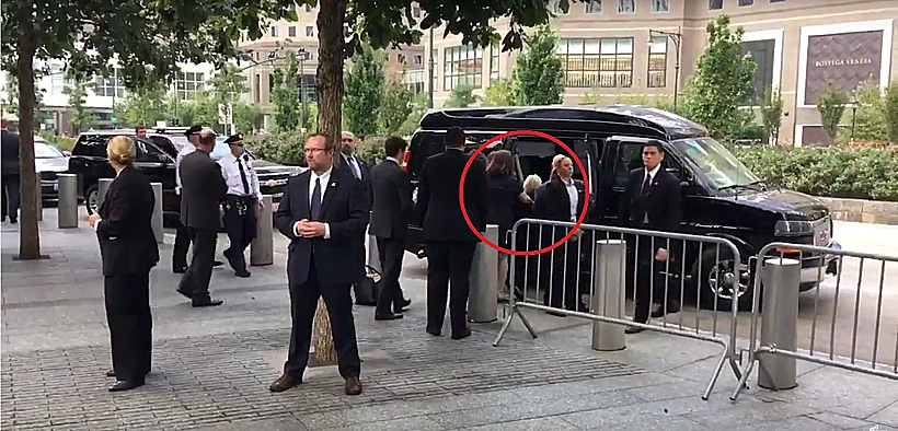 קלינטון מועדת בדרך לרכב בעזיבתה את הטקס בגראונד זירו