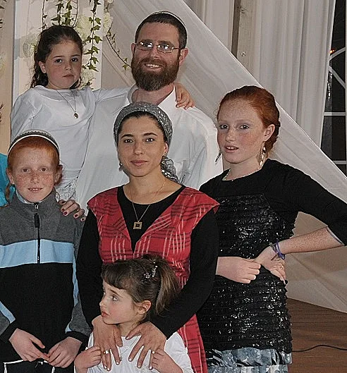 דפנה מאיר (עם משפחתה) שנרצחה בפיגוע בעתניאל