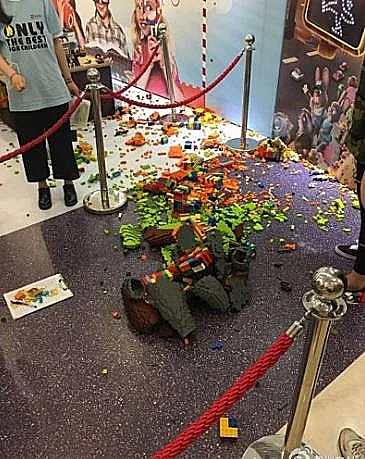 פסל הלגו שהתפרק