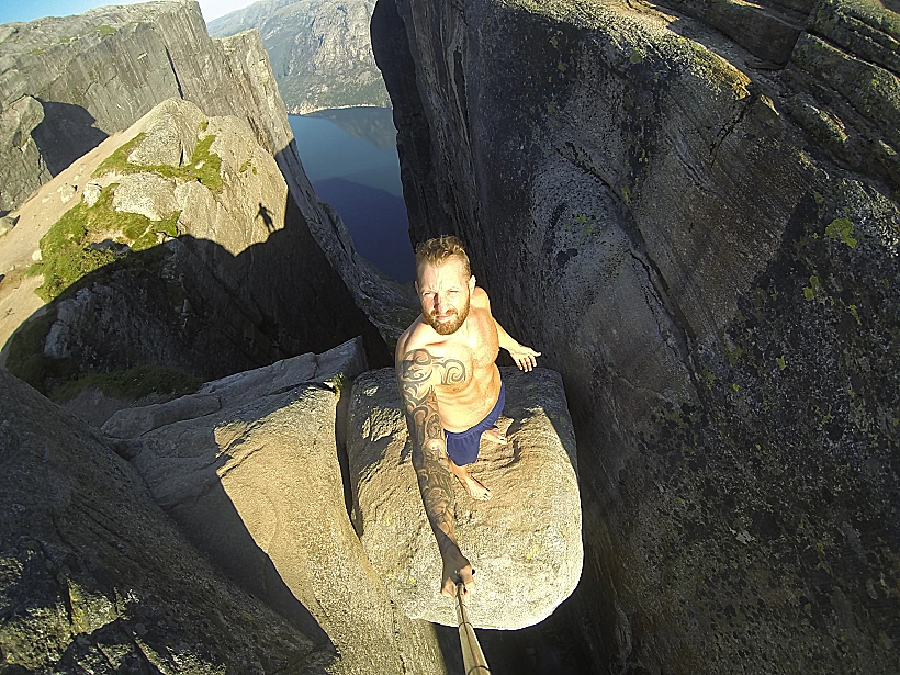 קפץ מצוק ושרד לספר